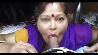 لڑکی سیاہ ڈک بیکار ہے باتھ روم میں. سکس با زن روسی