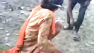 لڑکی ایک اجنبی کے لئے ایک دھچکا کام کرتا ہے. سکس با زن روسی