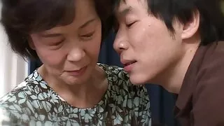 اس فیلم های سکسی روسیه نے اپنی گدی میں ایک چھڑی پھنسائی ۔
