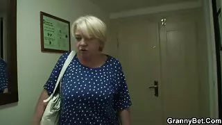 پڑھنے اور محبت کرنے سکس با خواهر روسی سے مشغول۔