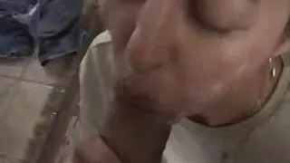 سنہرے بالوں والی شاور میں جنسی ہے. فلم سکس دختر روسی